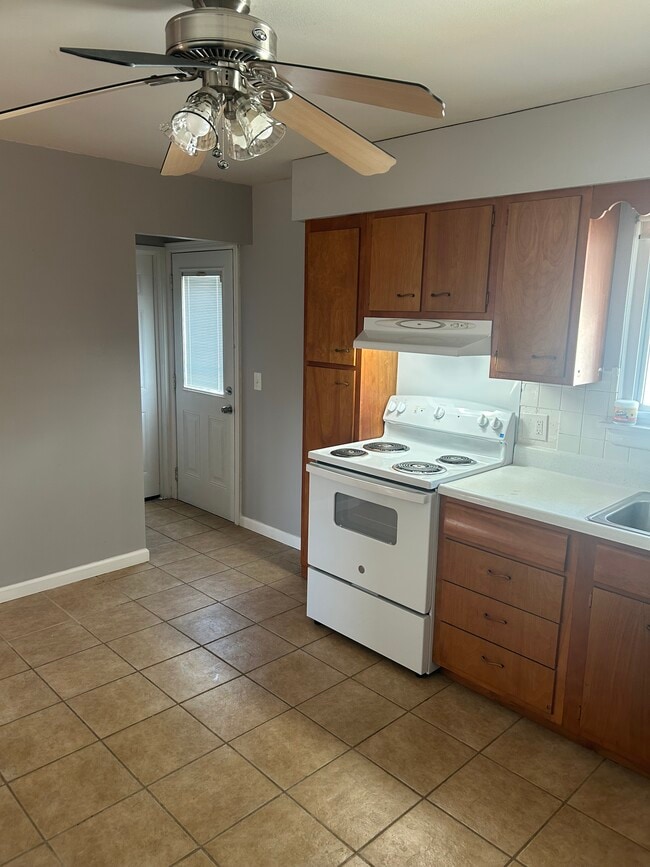 1900 W Clark St, Saint Charles, MO 63301 - photo 2