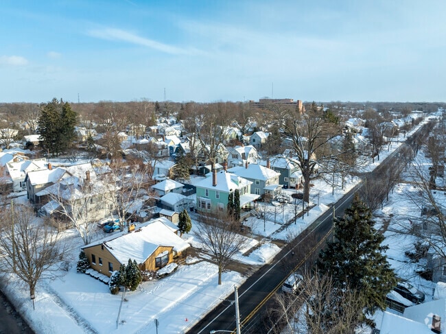 Bay City has cottages, foursquare and ranch styles with a touch of Midwest influence.