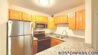 2 Westgate Dr Unit 106, Woburn, MA 01801