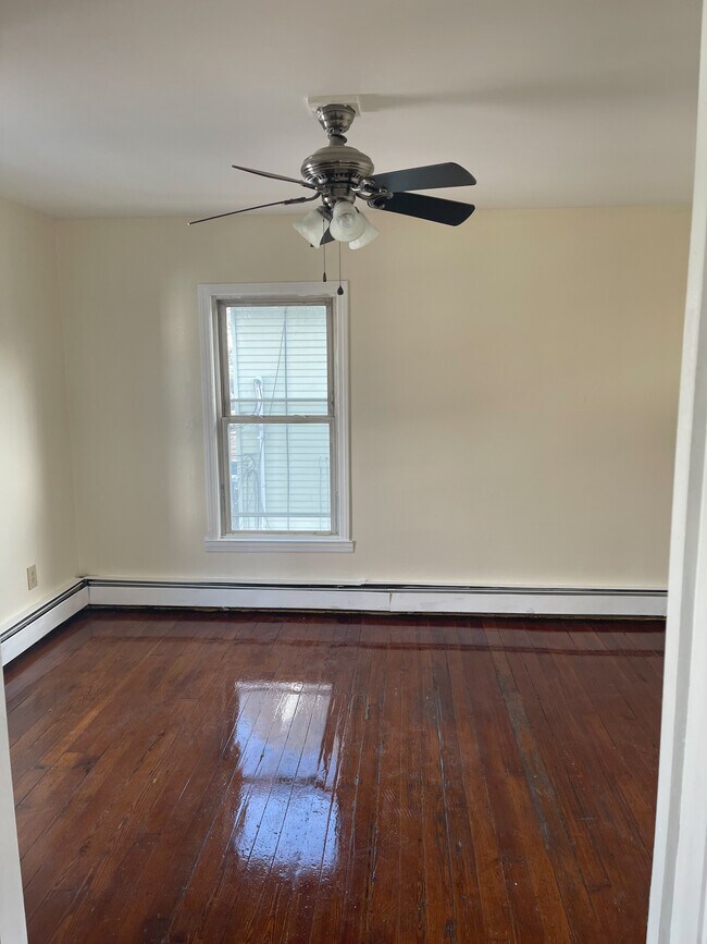 24 Garden St unit 2nd floor, Meriden, CT 06451 - photo 4