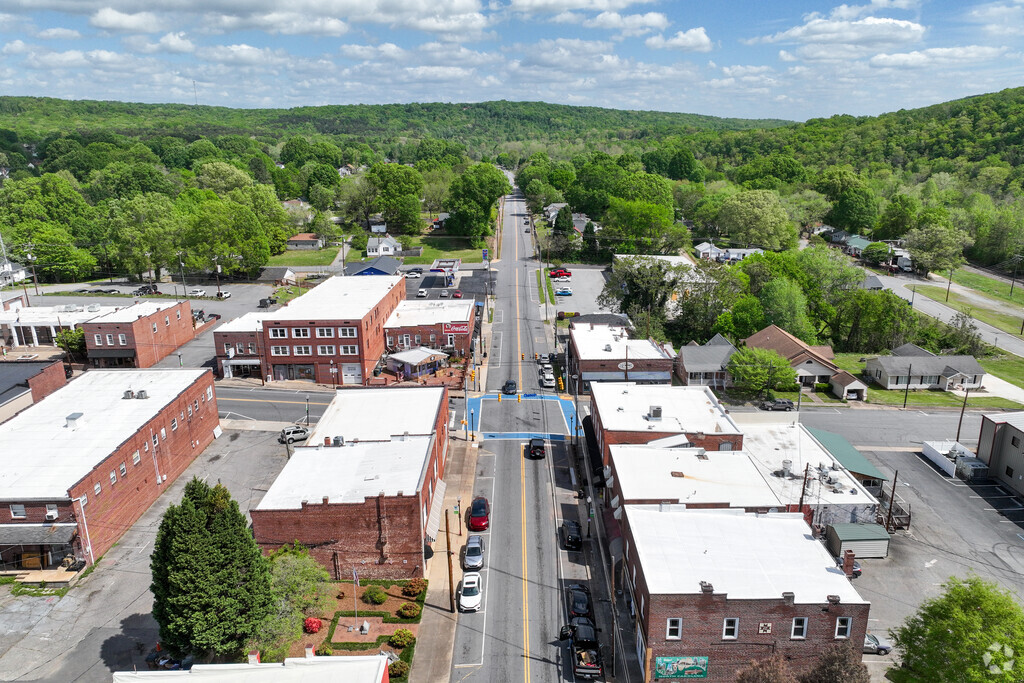 The small but active downtown area in Mayodan offers restaurants and shops for the entire family.