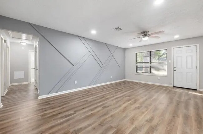 9806 Thrush St, La Porte, TX 77571 - photo 4