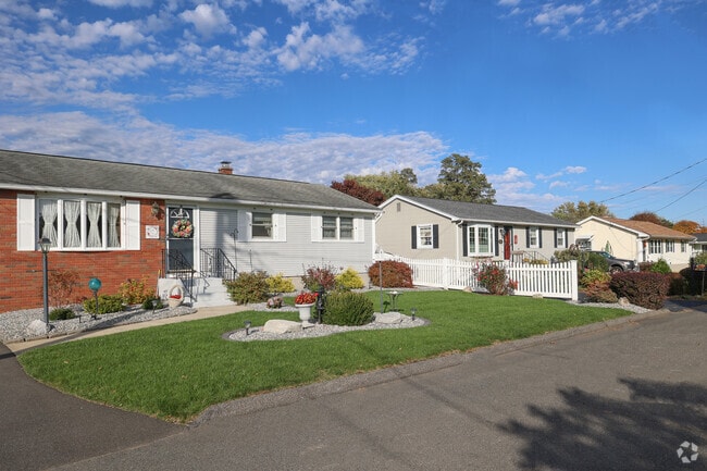 Rows of Ranch homes are found in Willmansett.