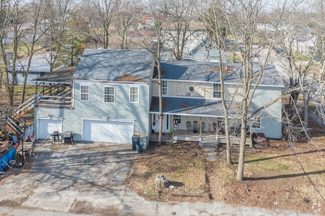 I the heart of Etna there are older homes.