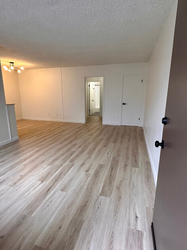 8200 Owensmouth Ave unit 6, Los Angeles, CA 91304 - photo 7