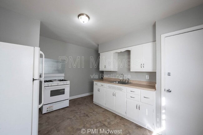 2512 Brookside Pkwy N Dr, Indianapolis, IN 46201 - photo 5