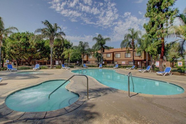 Oasis Townhouse, Fontana, CA 92335 - photo 2