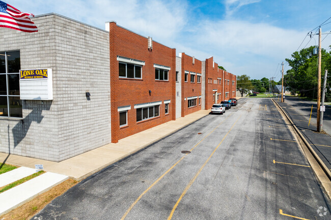 The student population of Lone Oak Intermediate School is 426 and the school serves 4-5.