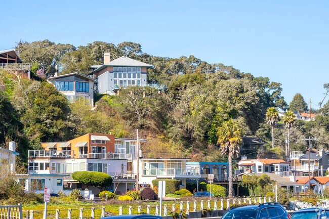 From charming beach cottages to modern oceanfront estates, Rio Del Rio Del Mar is a place where coastal living meets timeless beauty.