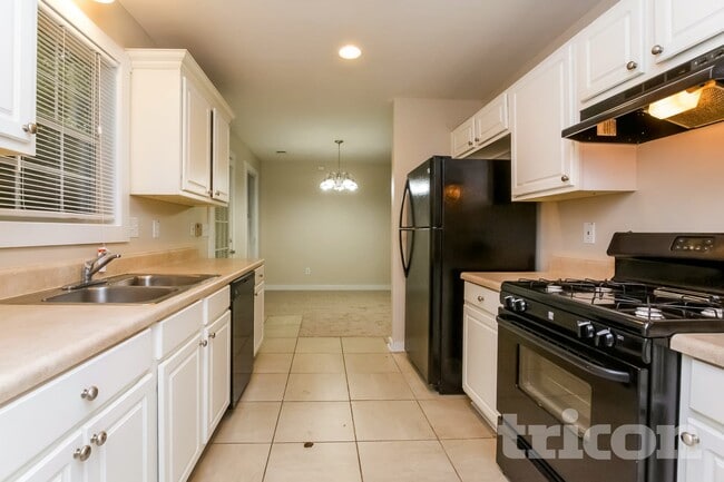 1048 Whispering Woods Dr, Canton, GA 30114 - photo 3