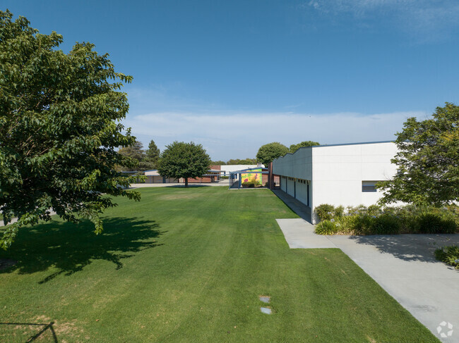 Mountain View Elementary School offers plenty of outdoor recreation space for students.