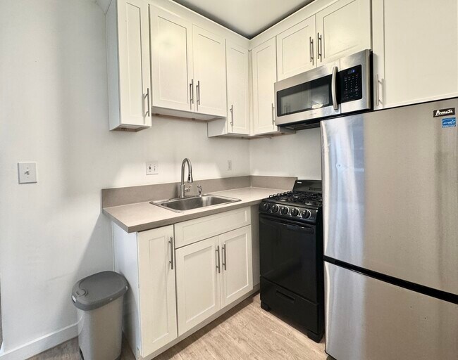 1110 N Sweetzer Ave, West Hollywood, CA 90069 - photo 5