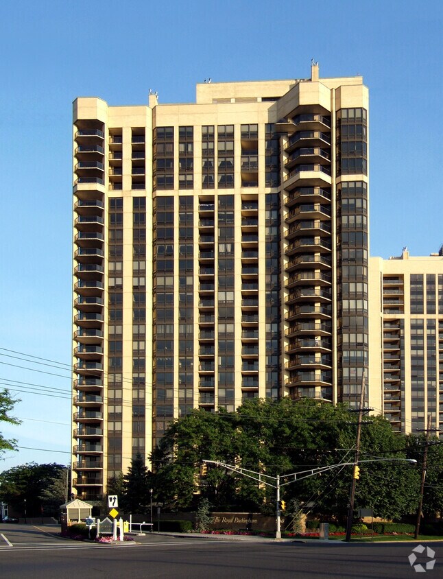 About The Royal Buckingham, Fort Lee NJ HOAs, Reviews, Amenities