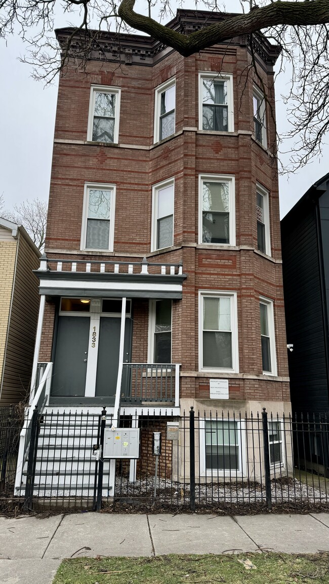 1833 N Sawyer Ave Unit 2, Chicago, IL 60647