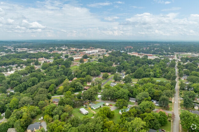 Green Park is a friendly and conveniently located neighborhood near downtown Hickory.