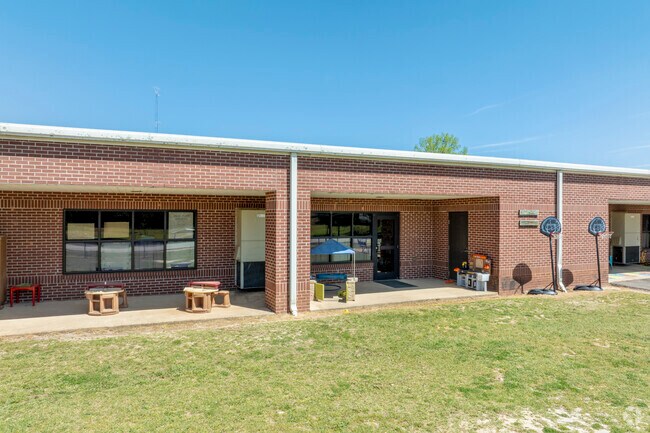 Hollywood Elementary School is an above average school with a student-teacher ratio of 17 to 1.