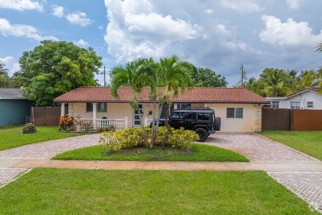 Notice the U-shaped driveways in Lawn Acres, designed for easy in-and-out access!