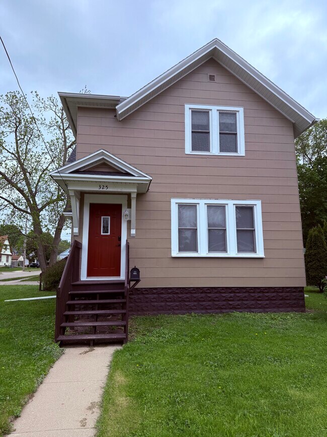 325 E Lincoln Ave unit 2, Oshkosh, WI 54901 - photo 3