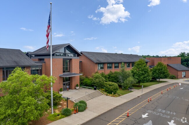 Darien High School serves families living in the neighborhood of Darien.