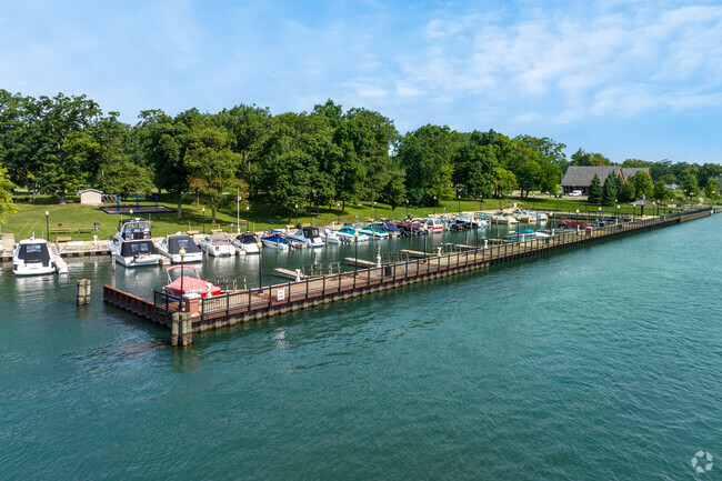 Elizabeth Park Marina offers Detroit River access in the city of Trenton.