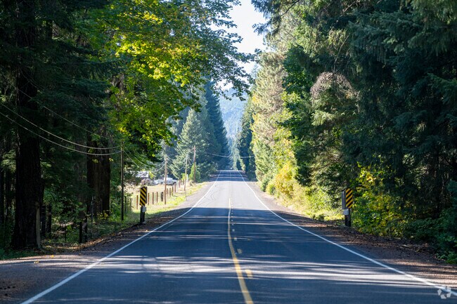 Red Blanket Road is one of the main thorough fairs of the Prospect neighborhood.