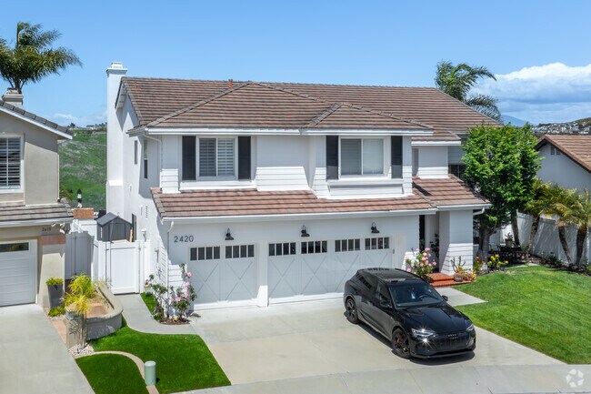 ​In the Marblehead neighborhood of San Clemente, some homes feature contemporary Craftsman designs, blending traditional craftsmanship with modern elements for a unique coastal living experience.​
