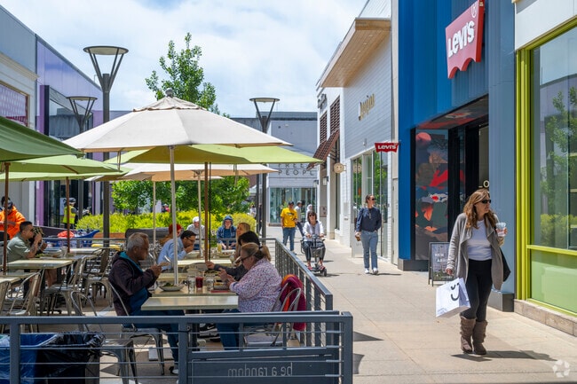 Stanford shopping center is a great place to grab lunch.