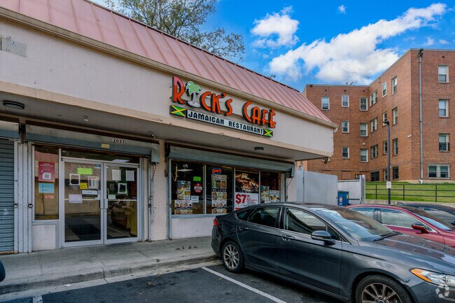 Knox Hill neighbors head to Ricks Cafe for the popular oxtail dish.