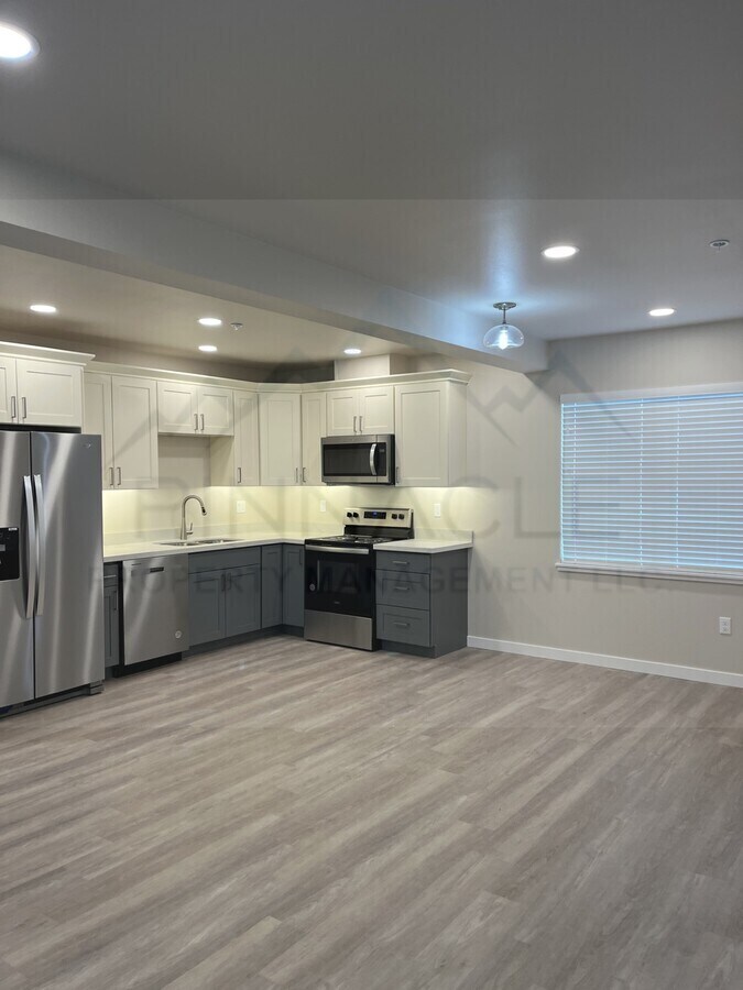 1001 W Yakima Ave, Yakima, WA 98902 - photo 1