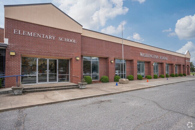 Washington School is a private institution dedicated to educating students in Greenville.