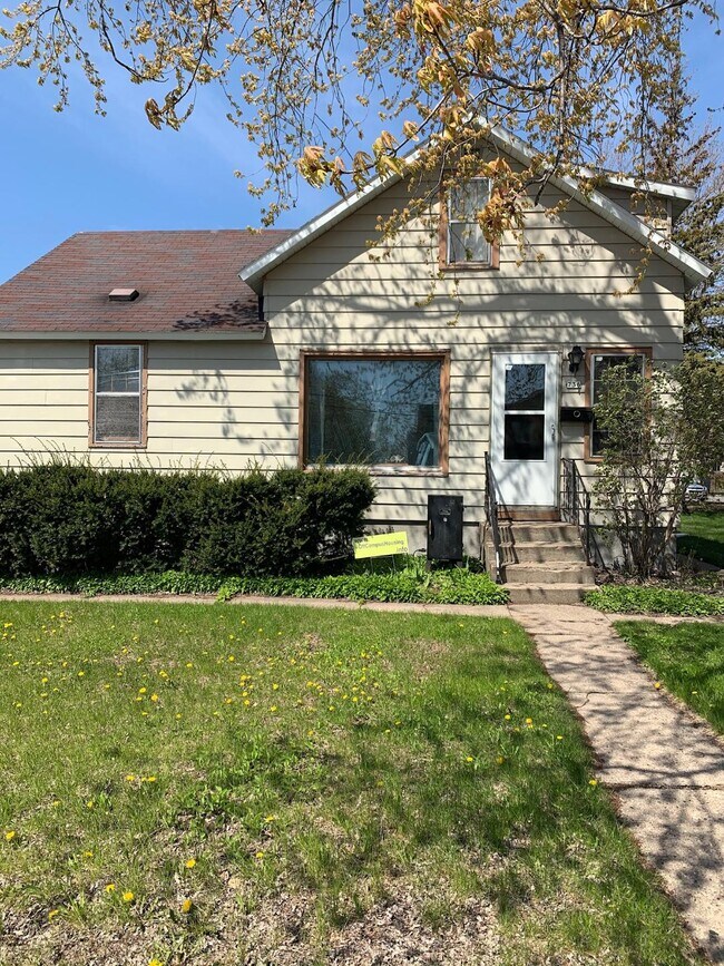736 Division St, Stevens Point, WI 54481