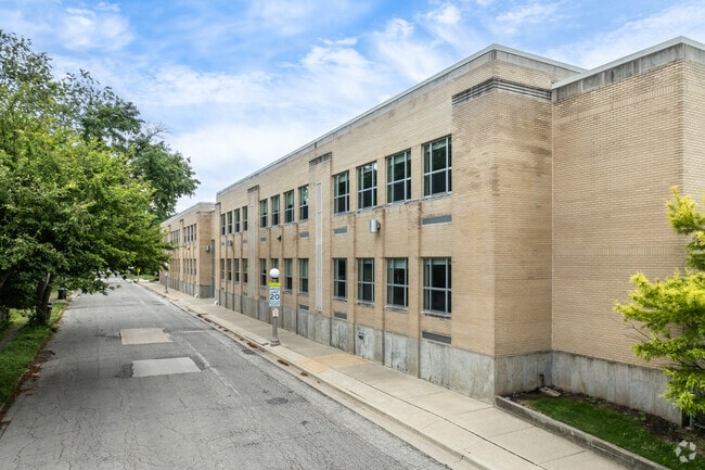 Leal Elementary School has an overall B- rating on Niche.