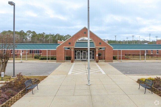 Oak Mountain Intermediate School has a 17:1 student ratio.