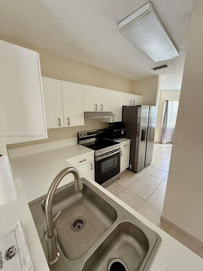 16111 Emerald Cove Rd, Weston, FL 33331 - photo 5