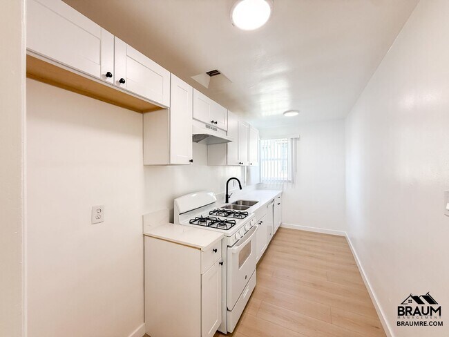 7339 Woodman Ave unit 8, Los Angeles, CA 91405 - photo 6