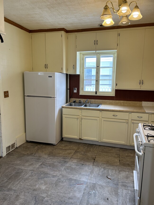 403 W South Park Ave unit Lower, Oshkosh, WI 54902 - photo 2