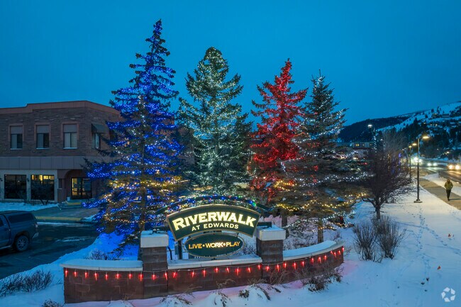Edwards Village and Riverwalk are the heart of this mountain town, offering boutique shopping, fine dining, and local charm. Under the cool evening skies, twinkling lights and the peaceful sounds of the Eagle River create a relaxed yet vibrant atmosphere perfect for an evening stroll.