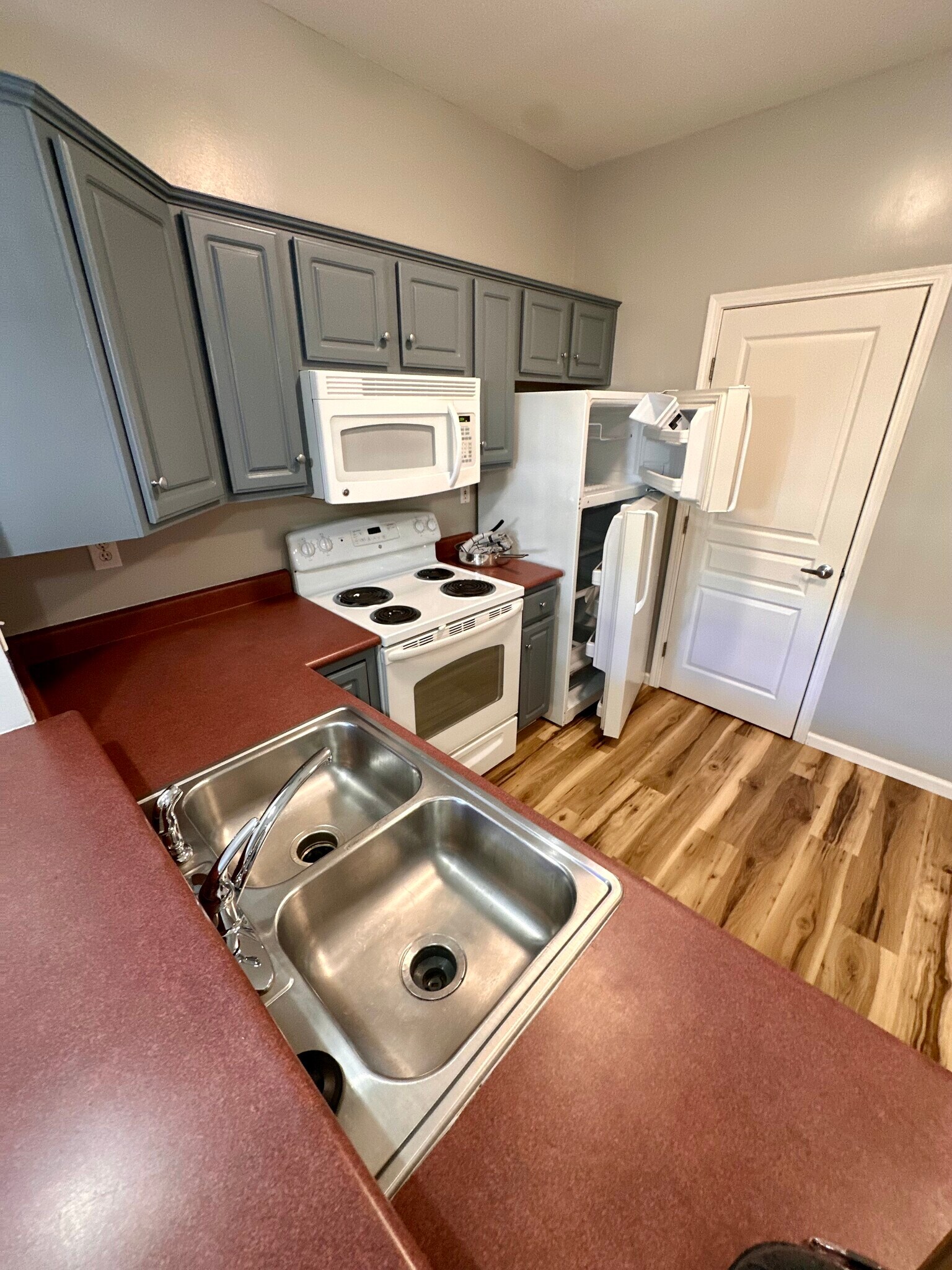 Full kitchen with dishwasher, microwave