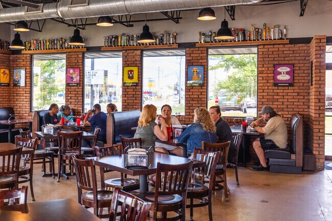 Windsor Hill-Sugar Creek residents can get great bites and drinks at Flingers.