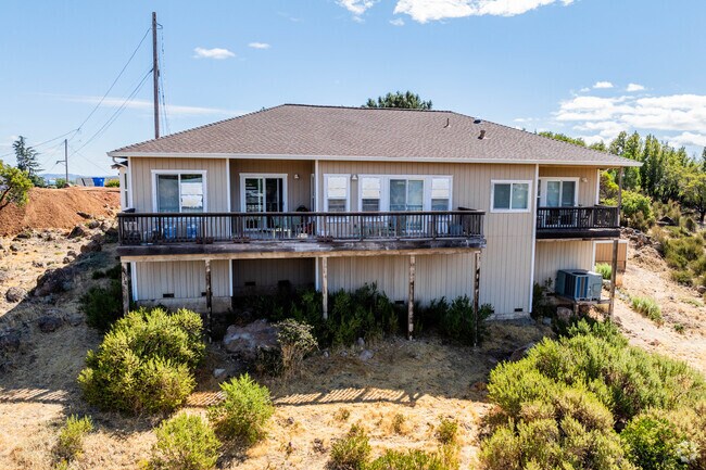 It's common to see older homes from 1990's built in Kelseyville Riviera.