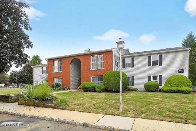 722 Zlotkin Cir unit 4, Freehold, NJ 07728 - photo 2