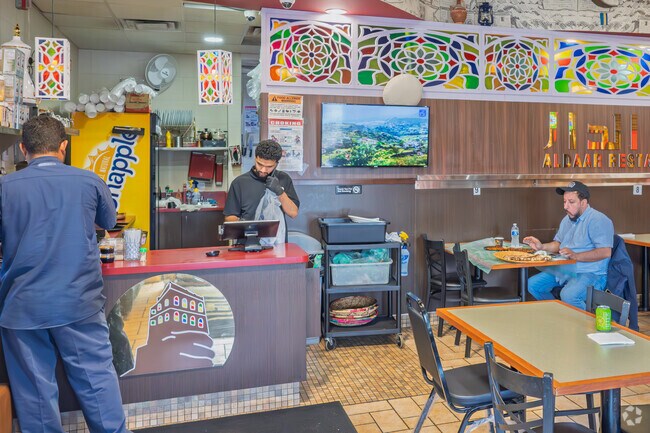 Hemlock Park includes several restaurants, including the Yemeni cuisine Aldaar Restaurant.