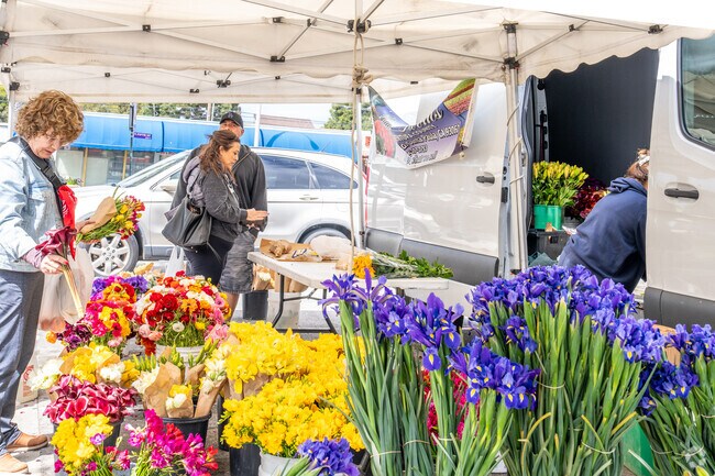 The Downtown Oxnard Farmers Market features many local small farms.