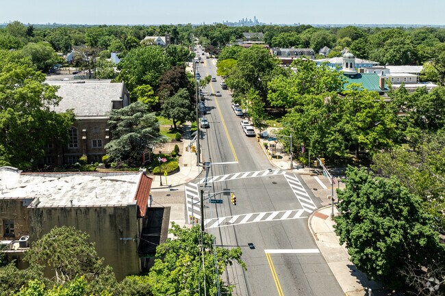 Maple Ave runs east-west connecting Merchantville residents with Philadelphia across the river.