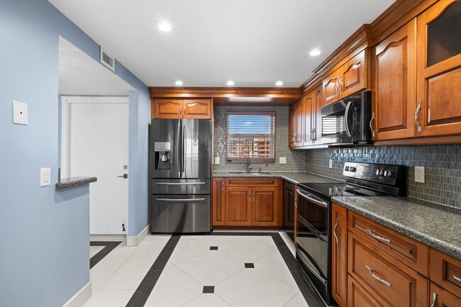 Bayshore Towers unit 904, Fort Lauderdale, FL 33304 - photo 6