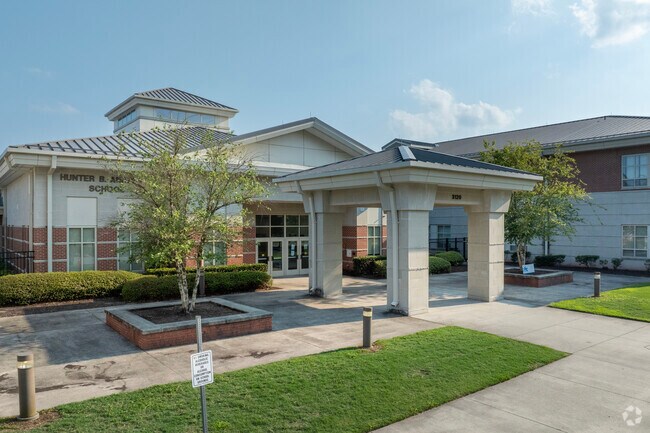 Students in Newtown attend the well ranked Hunter B Andrews primary school.
