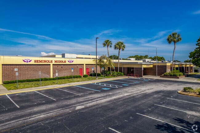 Seminole Middle School teaches students in 6th-8th grade.