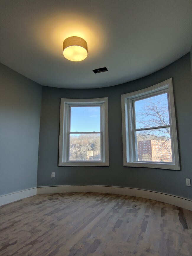 9 University Rd, Brookline, MA 02445