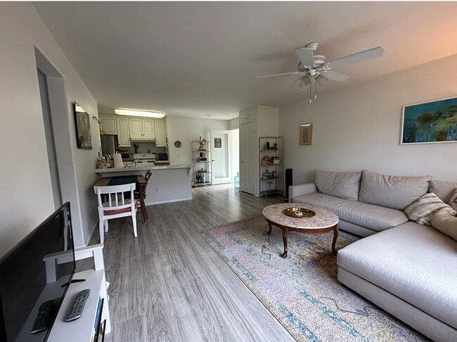 5552 Foxtail Loop unit Granny Flatt, Carlsbad, CA 92010 - photo 2