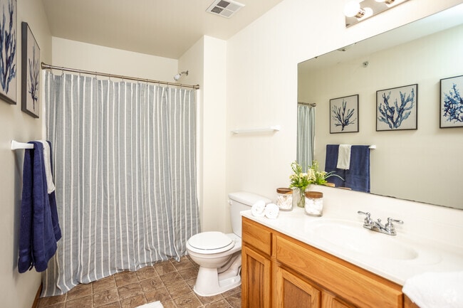 2BR, 1BA - 925 SF